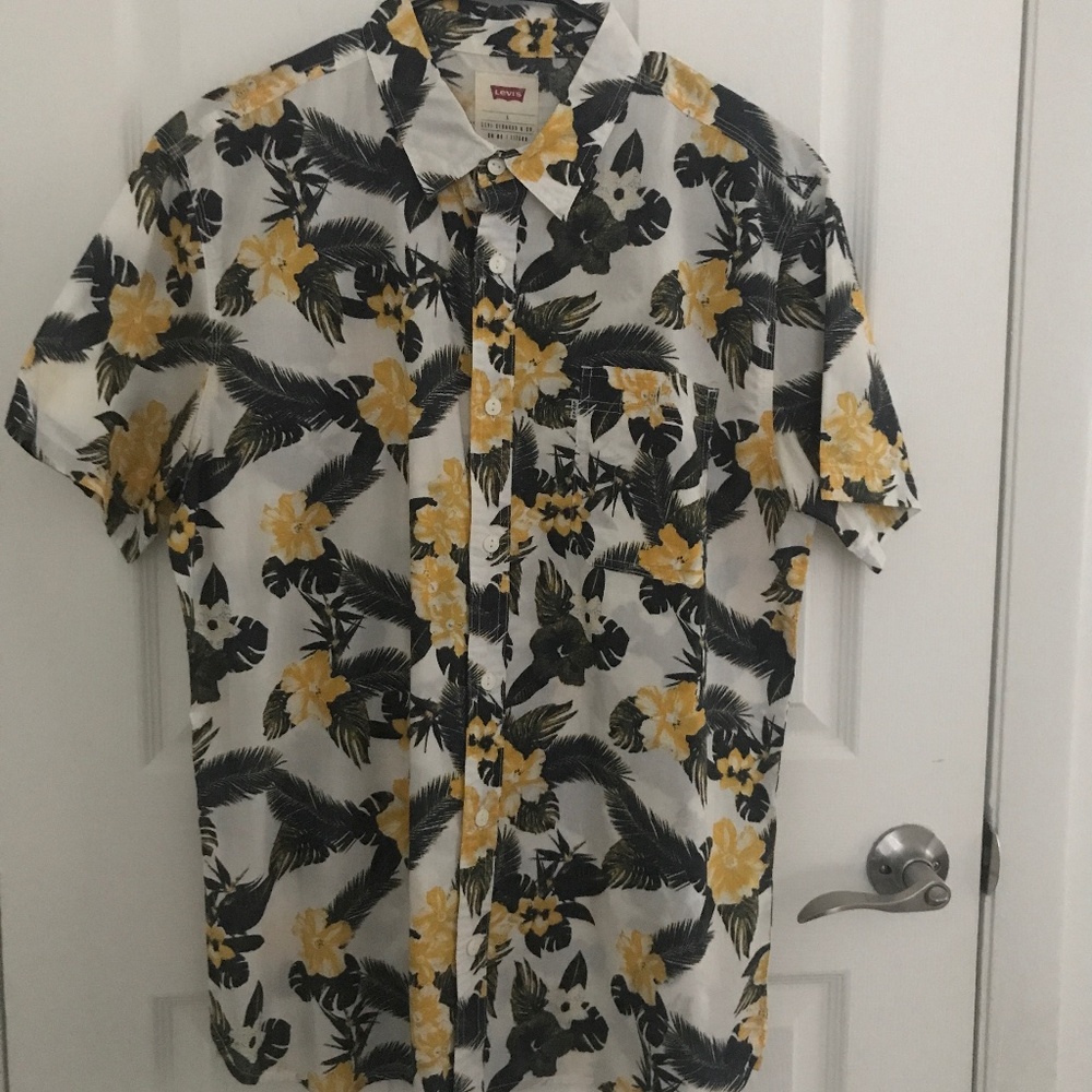 Mens Levi’s button down shirt